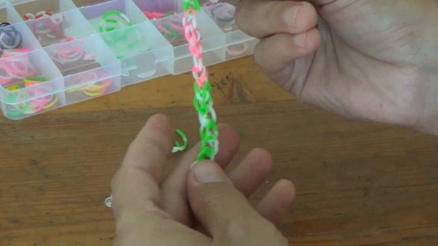 Плетем браслет из резинок Rainbow Loom. Простая цепочка из резинок смотреть онлайн