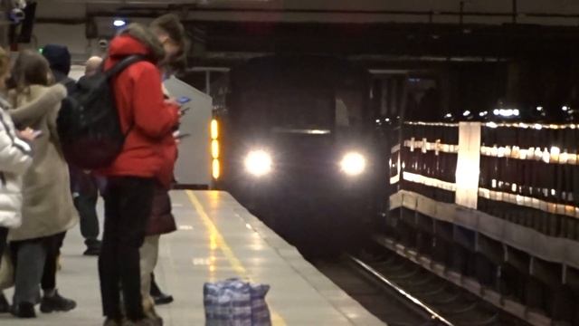 Электропоезд 81-714/717 "Номерной" выезжает из оборота станции КУпчино. смотреть онлайн