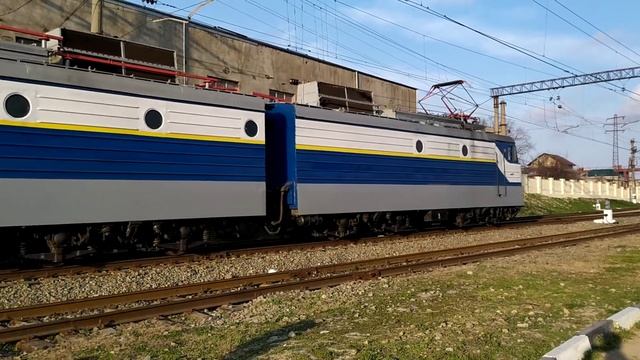 ВЛ11М-372 в новом окрасе , станция Баладжары смотреть онлайн