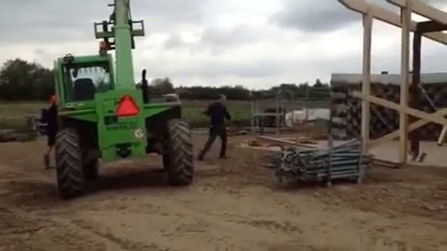 Building roof of 3 earthships om Olst, The Netherlands смотреть онлайн