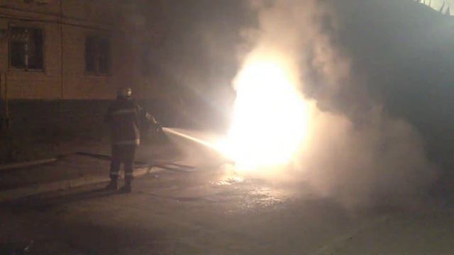 16.08.2014 Днепропетровск, Фрунзенский, горящая машина тушение (часть 2) смотреть онлайн