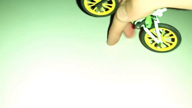 Finger BMX rides at night - Fingerbike Tricks BMX Finger Tech Deck смотреть онлайн