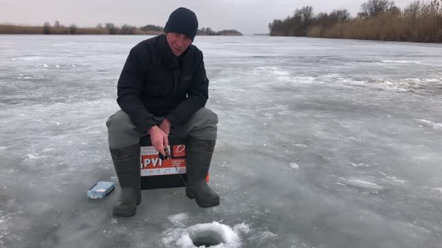 Ловля судака на вибы / Зимняя рыбалка в Астрахани / Дельта Волги, острова Революции смотреть онлайн