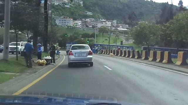 Quito-Ecuador-Daewoo Nubira 1,5 L смотреть онлайн