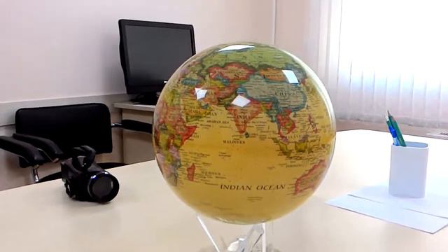 За счёт чего оно вращается?