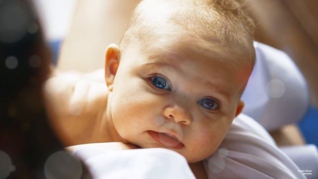 Молодая женщина с ребенком на руках стояла на улице, тут свою помощь предложил уличный бомж… смотреть онлайн