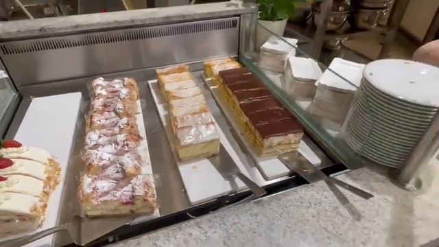 Хотели перекусить, а в итоге обьелись по дороге в Зальцбург. смотреть онлайн