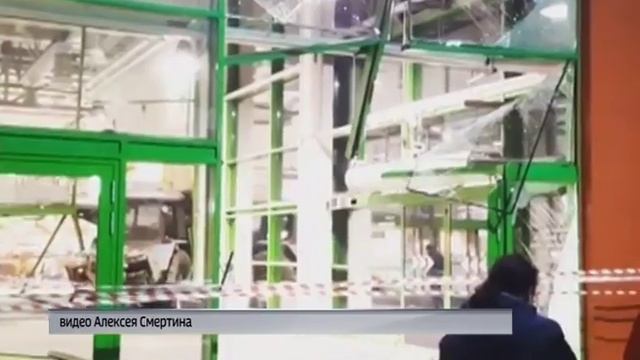 В Ярославле трактор протаранил двери гипермаркета и въехал внутрь смотреть онлайн