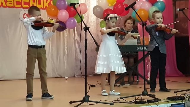 Трио скрипачей исполняют "Вальс" Г.Фрида смотреть онлайн