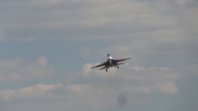 АГВП "Русские Витязи" Су-27 и "Стрижи" МиГ-29 прилетели с репетиции Парада Победы 2016 смотреть онлайн