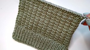 Простой рельефный узор спицами поворотными рядами и по кругу