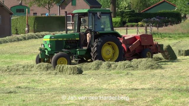 Pressing Bales | John Deere 1640 + New Holland 276 Super Hayliner | 2015 смотреть онлайн