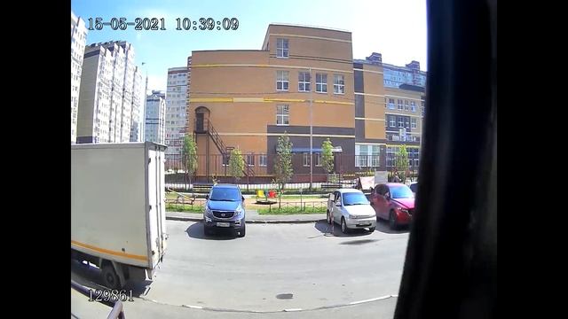 Заклеила камеру жвачкой на глазах у ребёнка и пошла гулять