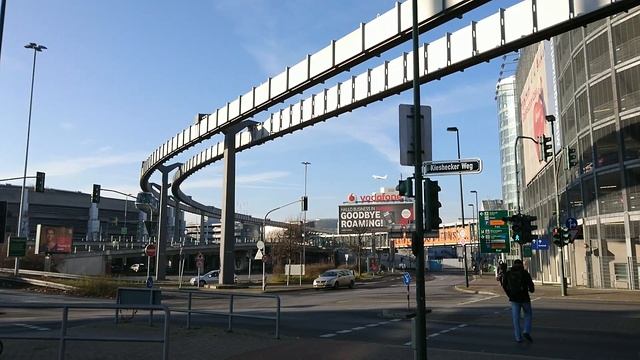 Подвесная дорога между терминалами аэропорта Дюссельдорфа смотреть онлайн