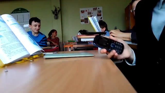 Разбили телефон "на уроке русского "?? смотреть онлайн