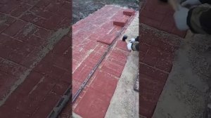 Укладка полимерпесчаной плитки вручную