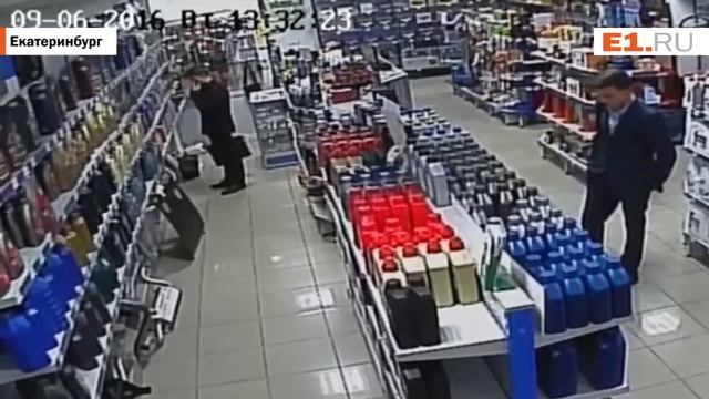 "Приличные молодые люди" обокрали автомагазин на Крауля смотреть онлайн