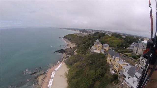 Parapente - Vue Tour du Roc à la Nage - Granville - Paragliding soaring Normandie France смотреть онлайн