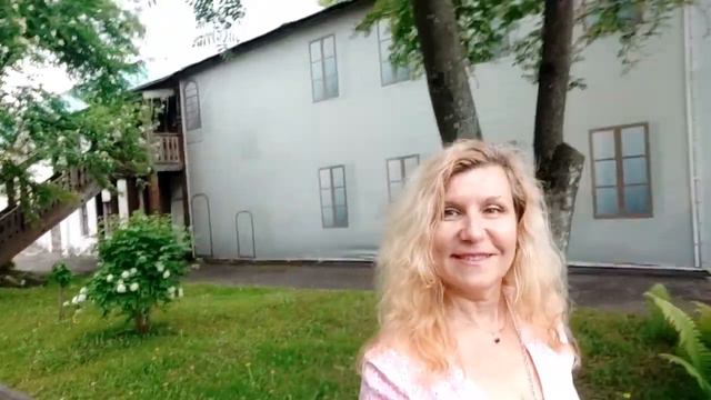 Калины весеннее цветение в музее-заповеднике "Спасо-Преображенский монастырь" г. Ярославля. смотреть онлайн