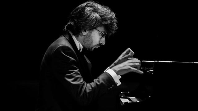 Hayk Melikyan plays Rameau - Tambourin | Live смотреть онлайн