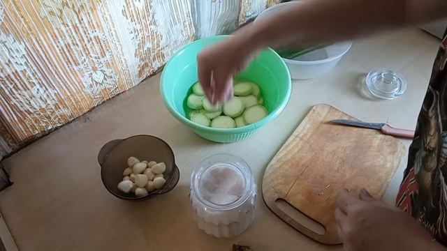 ЖАРЕНЫЕ КАБАЧКИ С ЧЕСНОКОМ И МАЙОНЕЗОМ!!! смотреть онлайн