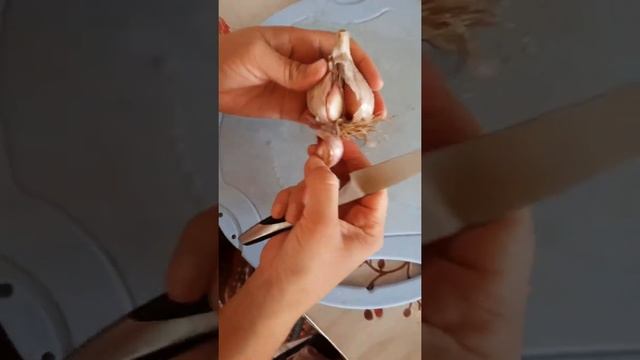 Как быстро почистить чеснок с помощью воды. #лайфхаки