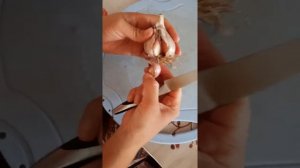Как быстро почистить чеснок с помощью воды. #лайфхаки