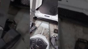 как открыть багажник ниссан альмера классик если порвался тросик