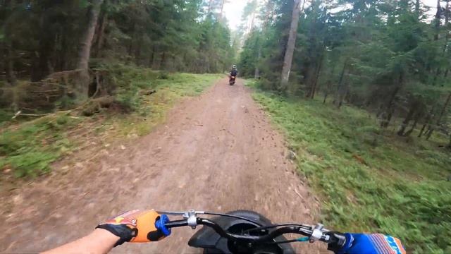 Стант на Suzuki sepia zz | Немного эндуро и горок | Валим на заднем | Сгорел чей то сарай смотреть онлайн