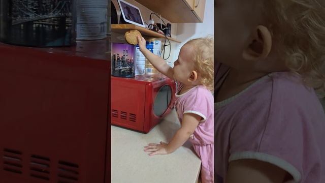 Ловкие дети. А вы могли в два года сделать такое? Трюки выполнены профессионалами! Не повторять!