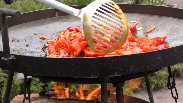 ШАКШУКА | ОГРОМНАЯ ШАКШУКА В СКОВОРОДЕ НА ОГНЕ смотреть онлайн