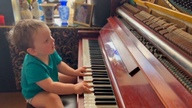 First Gavriil's look at piano hammer mechanism - Гавриил впервые в жизни увидел пианино без крышки смотреть онлайн