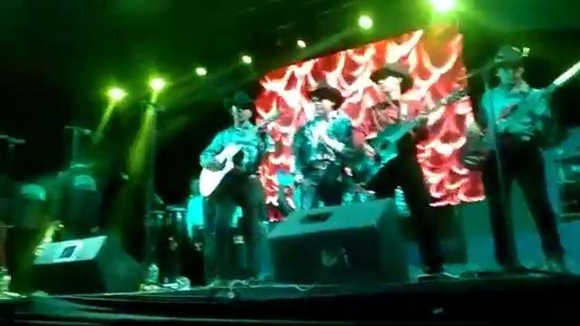 Primera Clase y su Norteño Banda(Dos vicios) смотреть онлайн