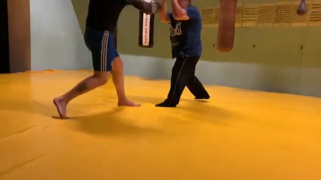 БОКСерские тренировки с дядей Колей "основы защиты- не терять дистанцию" смотреть онлайн
