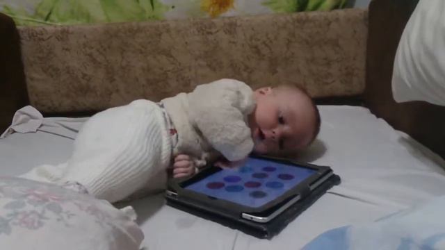 Малыш пытается играть на планшете 8 месяцев Kid tries to play for ipad 8 months смотреть онлайн