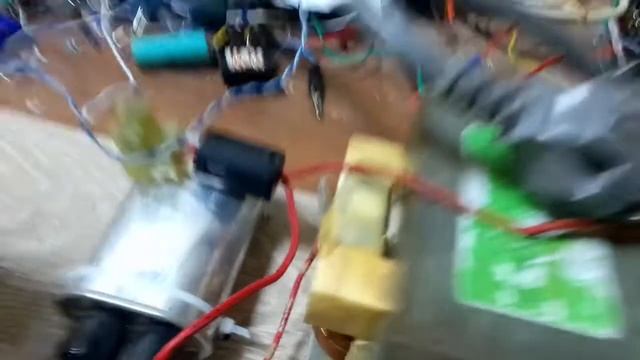 Запитка трансформатора МОТ меандром 50 Гц (25 и 100 Гц меньше HV) при U=20 В. HV за счёт ОЭДС. Схем смотреть онлайн