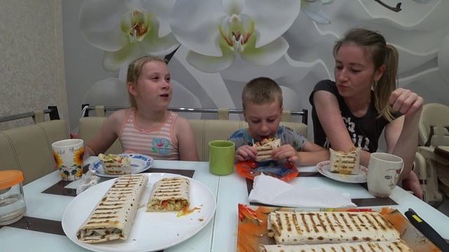 МУКБАНГ СОЧНЕЙШАЯ ХРУСТЯЩАЯ ШАУРМА ?