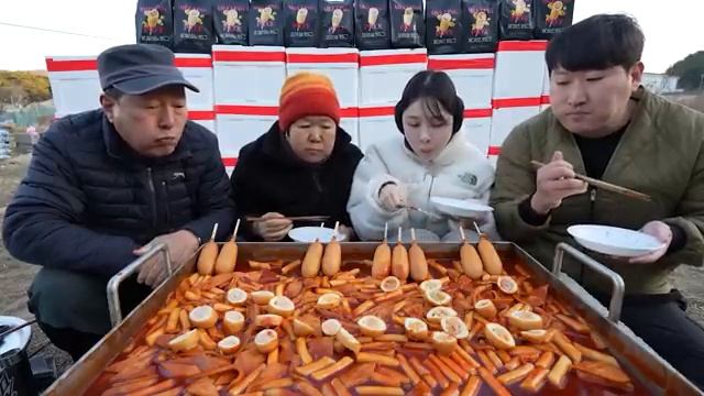 핫도그를 집에서 뚝딱? 간단하게 먹는 겉바속촉 멜팅피스 핫도그와 떡볶이!! (Corn Dogs & Tteokbokki) 요리&먹방!! - Mukbang eating show смотреть онлайн