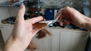 Обратный хват ножниц в работе мастера-парикмахера.