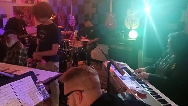 Friday night at the shop. Saxophone, Trumpet and Xylophone!!! смотреть онлайн