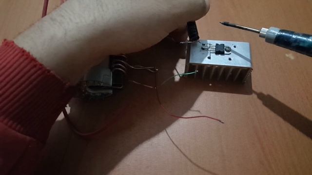 Yüksek Voltaj devresi nasıl yapılır - EHT TRAFOSU - 20,000V - How to make a High Voltage circuit смотреть онлайн
