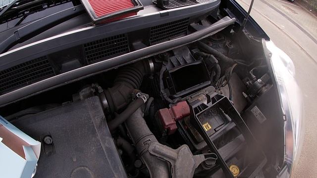 Nissan Note E11 wymiana filtra powietrza/replacing the air filter смотреть онлайн