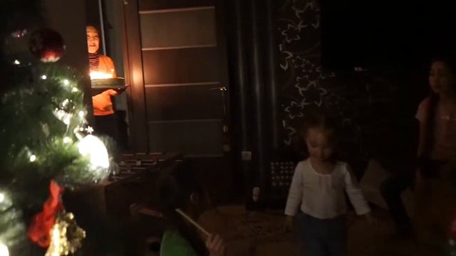 День рождения Диаса !!! 4 года! Диас поет Jingle Bells