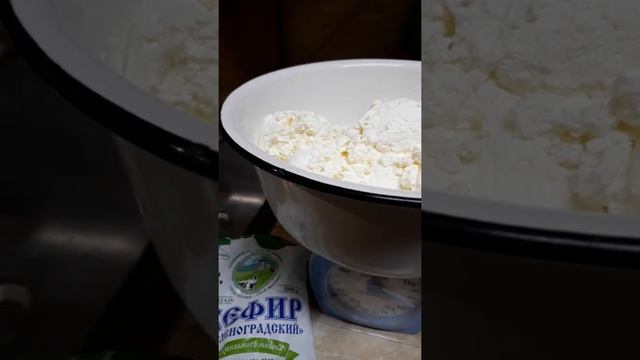 Самый легкий и дешевый способ приготовления вкуснейшего творога в домашних условиях из кефира. смотреть онлайн