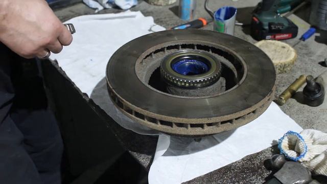 Видеообзор LEXUS LX470/TLC100 регулировка ступиц передних.