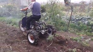 Картофелекопалка *Трясун* на самодельном тракторе.