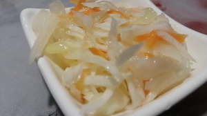 Это просто "Ум отъешь"!!! Два часа и можно есть! Хрустящая, сочная и оочень вкусная соленая капуста