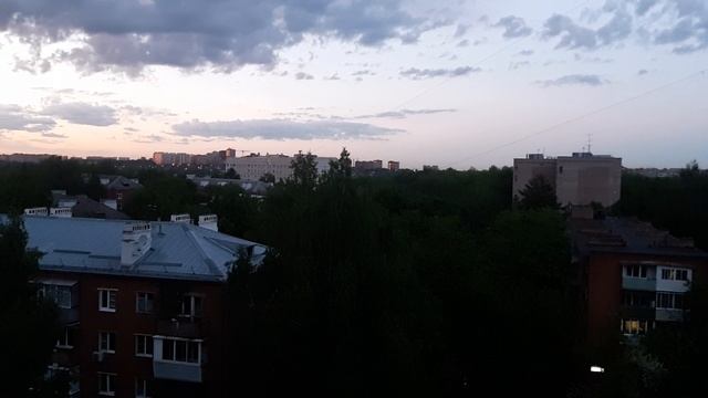 Вечерний вид из окна: небо в темных облаках. смотреть онлайн