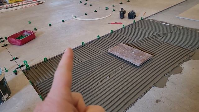 Что делать со ШВАМИ на стяжке? Укладка плитки на ШВЕ. смотреть онлайн