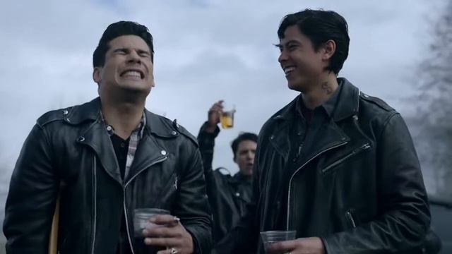 Джагхед становится Змеиным королем и дает Шерил куртку змеев|2×22|Southside serpents смотреть онлайн